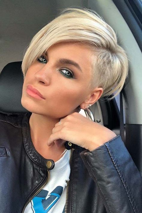 Those who think that there is nothing that can hide their flaws should discover these short haircuts for oval faces right now!  #haircuts #ovalface #faceshapehairstyles Asymmetrical Face, Short Asymmetrical Haircut, Asymmetrical Haircut, Oval Face Haircuts, Asymmetrical Hairstyles, Penteado Cabelo Curto, Short Pixie Haircuts, Short Blonde, Short Hair Haircuts