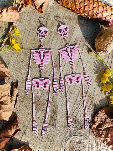 Beaded Skeleton Pattern, Skeleton Beaded Earrings, Halloween Beaded Earrings Patterns Free, Beaded Skeleton Earrings, Halloween Beading Patterns, Halloween Seed Bead Patterns, Seed Bead Halloween Earrings, Beaded Skull Earrings, Seed Bead Earrings Ideas