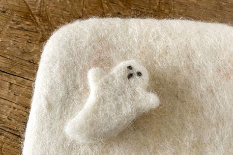 DIY Needle Felted Ghosts – Woodlark Blog Ghost Cookies, Ghost Diy, Felt Diy, Craft Inspiration, Needle Felting, Ghost, Halloween Decorations, Felt, Wool