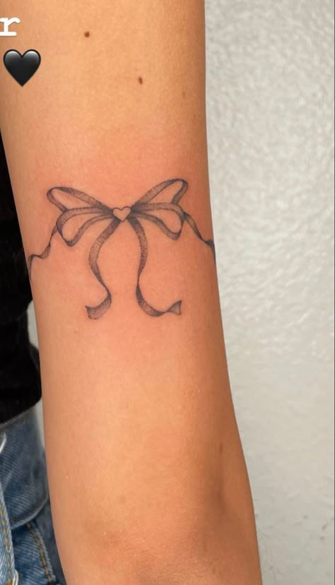 Ribbon Heart Tattoo, Bow Tattoo Back Of Leg, Guys Tattoos, Tattoos For Girls, Girls Tattoo, Ribbon Tattoos, Bow Tattoo, Cute Tiny Tattoos, Dope Tattoos For Women