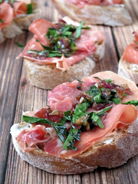 An easy and impressive Prosciutto Crostini with goat cheese, spinach and caramelized onions | YummyAddiction.com Prosciutto Crostini, Cheese Bruschetta, Bruschetta Toppings, Diy Easy Recipes, Amazing Appetizers, Yummy Yummy, Yummy Appetizers, Appetizers For Party, Goat Cheese