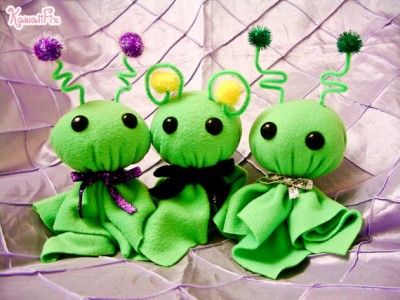 Aliens! Teru Teru Bozu, Fun Crafts For Teens, Alien Crafts, Alien Plush, Alien Party, Weird Toys, Alien Halloween, Creepy Toys, Cute Alien