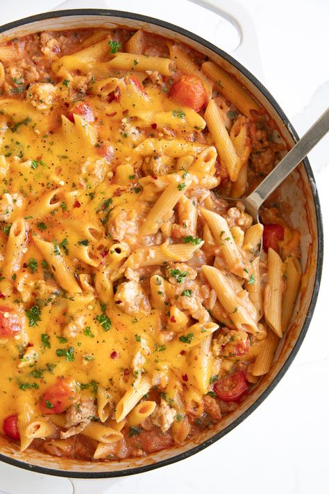 This Ground Turkey Pasta is a super easy, cheesy, and flavorful weeknight dinner made with lean ground turkey and pasta smothered in a creamy tomato sauce. Guaranteed to have the whole family begging for seconds! Easy Ground Turkey Pasta Recipes, Turkey Meat Pasta Recipe, Turkey Pasta Recipes, Pasta With Ground Turkey, Ground Turkey Pasta Recipes, Pasta Tomato Sauce, Ground Turkey Casserole, Ground Turkey Pasta, Pasta Tomato