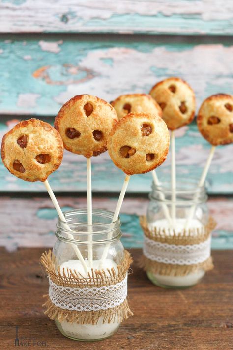 Apple Pie Pops - What Should I Make For... Pie Cake Pops, Pie On A Stick, Apple Pie Pops, Apple Pie Cake, Pie Party, Pie Pops, Cooked Apples, Hand Pies, Shepherds Pie