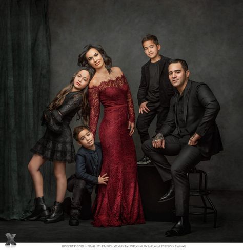 Famous Family Portraits, Formal Family Portrait Poses, Sophisticated Family Photos, Legacy Family Portraits, Photoshoot Poses Studio Portrait Ideas, Fancy Family Pictures, Formal Family Photoshoot Ideas, Family Portrait Photoshoot, Cool Family Portraits