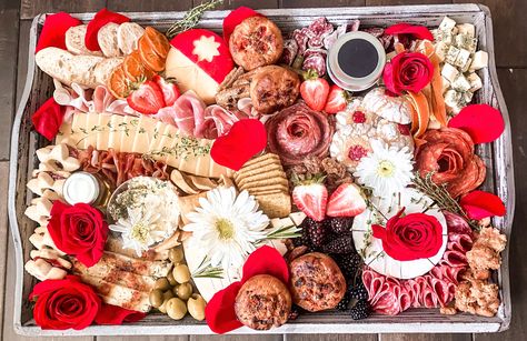 Derby Party Charcuterie Board, Derby Charcuterie Board Ideas, Kentucky Derby Charcuterie Board Ideas, Kentucky Derby Charcuterie Board, Derby Charcuterie Board, Off Two The Races Birthday, Catering Hacks, Kentucky Derby Birthday, Bridal Shower Breakfast