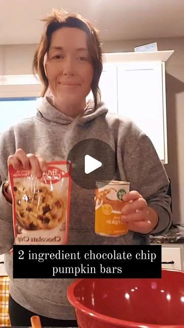 BRIT | MAMAHOOD on Instagram: "The EASIEST recipe with only 2 ingredients! 1 can pumpkin 1 bag of chocolate chip coomie mix Mix together ans add to a greased 9×9 pan. Back at 350 for 20-25mins! ENJOY 🎃🍂" Bagged Cookie Mix Hacks, Bag Cookie Mix Hacks, Chocolate Chip Pumpkin Bars, Betty Crocker Chocolate Chip Cookies, Pumpkin Chocolate Chip Bars, Easy Pumpkin Bars, Canned Pumpkin Recipes, Can Pumpkin, Cookie Bars Easy