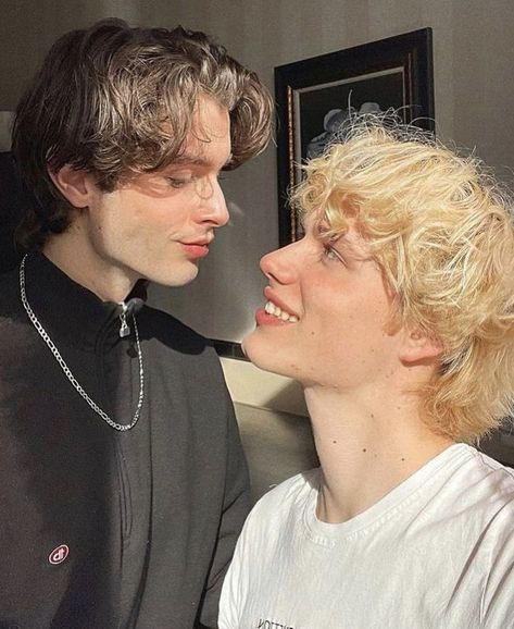 In celebration of gay pride month, couple Lenny Izaguire [ lenny.iza ] and Thomas Rossier [ thomas_rossier ] take a novelistic approach to a nice couple photo. #gaymen #gayteens #gaypride #gaycouple #indie Lenny And Thomas, Cute Mlm Pics, Blonde And Black Hair Couple Mlm, Rosekiller Art, Gay Artist Aesthetic, Thomas Rossier, Alt Mlm Couple Aesthetic, Mlm Couple, Gay Couple Aesthetic Boys