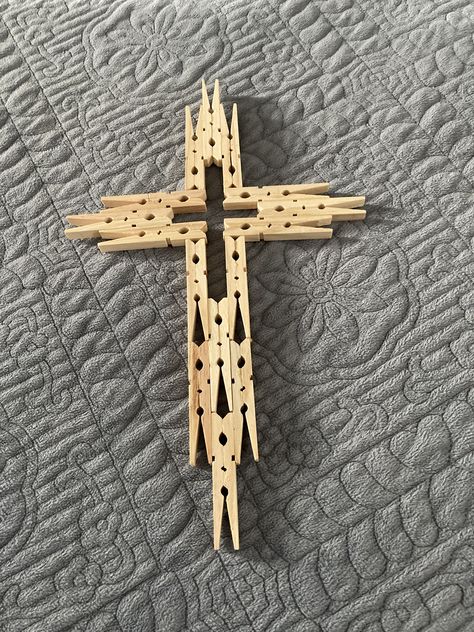 Closepin Crosses, Diy Cross Decor, Clothes Pin Cross, Clothespin Crosses, Wooden Crosses Diy, Clothespin Cross, Clothespin Crafts Christmas, Wooden Cross Crafts, Rustic Wood Cross