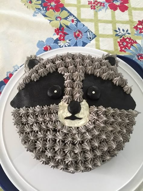 Woodland Animal Cake Ideas, Raccoon Cake Ideas, Raccoon Party Ideas, Raccoon Cake Birthday, Raccoon Birthday Party, Animal Face Cake, Birthday Raccoon, Raccoon Cake, Raccoon Party