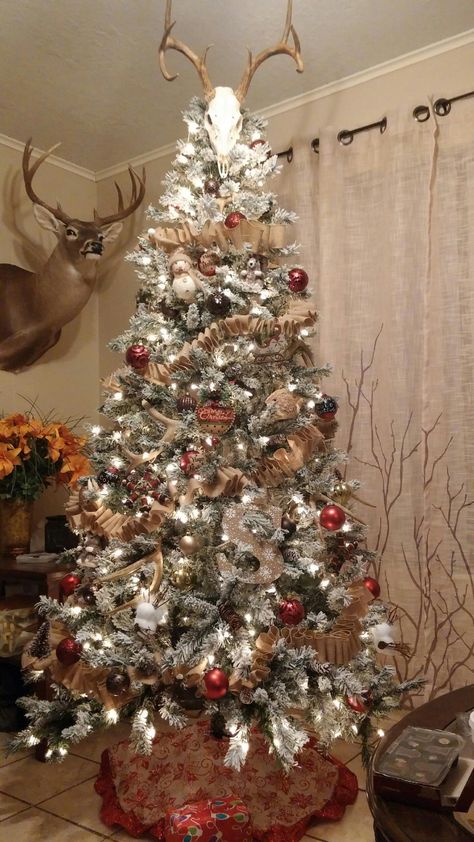 Man Cave Christmas Tree Ideas, Christmas Trees In Bedrooms Ideas, Christmas Tree Decorations Western, Antlers In Christmas Tree, Farm Tree Christmas Decor, Christmas Decorations With Antlers, Christmas Tree With Deer Antlers, Christmas Tree Hunting Theme, Deer Hunting Christmas Tree Ideas