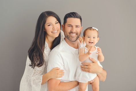 Indoor Family Photos, Studio Family Portraits, Family Photo Studio, Baby Family Pictures, Family Potrait, Family Studio Photography, Cute Family Photos, Family Photos With Baby, Family Photoshoot Poses