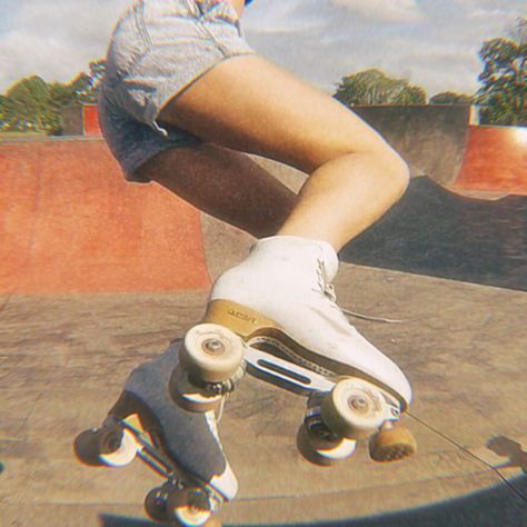 80s Roller Skating Aesthetic, Roller Skating Aesthetic Vintage, 70s Roller Skating Aesthetic, Roller Skater Aesthetic, Roller Skating Aesthetic Pictures, Roller Blading Couple Aesthetic, Retro Roller Skates Aesthetic, Roller Skate Aesthetic, Roller Skating Aesthetic 80s