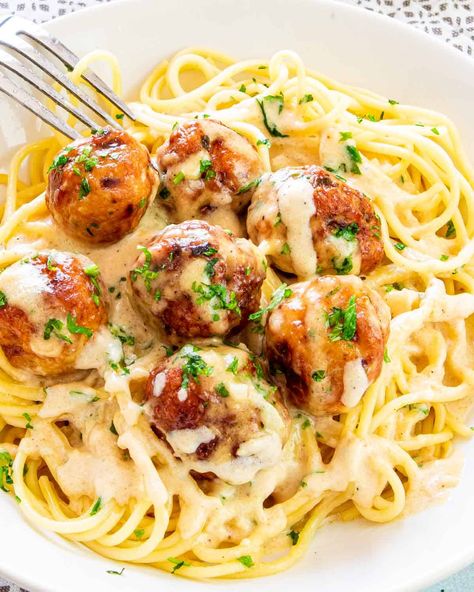 Chicken Meatballs coated in a cheesy white sauce and then dished out on top of spaghetti to make this easy Chicken Meatballs Alfredo! #chicken #meatballs #spaghetti #alfredosauce White Spaghetti Recipe, Meatballs Alfredo, Chicken Meatballs Crockpot, Easy Chicken Meatballs, Spaghetti Meatball Recipes, Ground Chicken Meatballs, Mince Dishes, Meatballs Crockpot, Alfredo Chicken