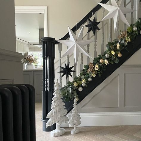 Anna Jennings | Holly Oak House (@holly_oak_house) • Instagram photos and videos Black Staircase Christmas Decor, Staircase Xmas Decor, Xmas Staircase Decor, Festive Staircase, Christmas House Interior, Hall Panelling, Xmas Stairs, Staircase Christmas Decor, Moles Breath