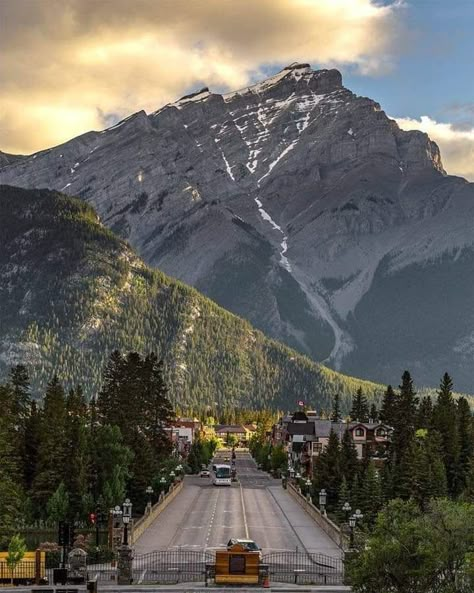 The Mountains Aesthetic, Gap Year Bucket List, Best Time To Visit Banff, Louise Lake, National Park Pictures, Castle Layout, Banff Alberta Canada, Banff National Park Canada, Vancouver Travel