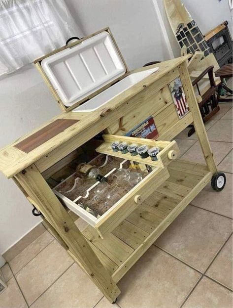 Diy Bar Trolley, Pallet Garden Ideas Diy, Rustic Woodworking Projects, Diy Furniture Repair, Wood Cooler, Gerobak Dorong, Woodworking Items That Sell, Diy Cooler, Patio Cooler