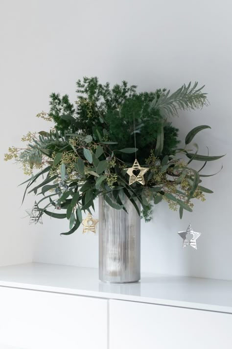 Georg Jensen Christmas, Nordic Christmas Decorations, Natural Holiday Decor, Christmas Composition, Nordic Interior Design, Christmas Vases, Flower Christmas, Christmas Inspo, Nordic Christmas