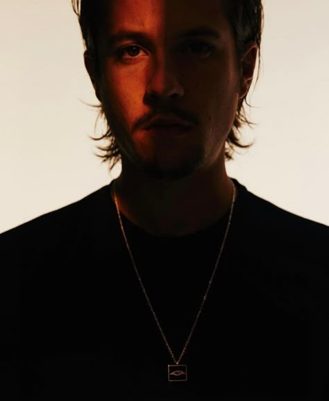 nekfeu rap fr cyborg cover Hip Hop Wallpaper, Male Portrait Poses, Rap Aesthetic, Kid Cudi, Daft Punk, Mans World, Male Portrait, Portrait Poses, Tupac