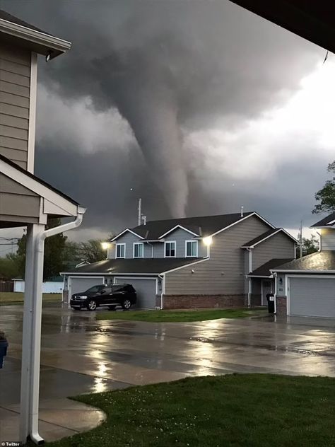 Thunderstorm Photography, Tornado Photography, Tornado Siren, Kansas Tornado, Tornado Pictures, Tornado Damage, Storm Chaser, Storm Chasing, Tornado Warning