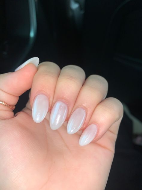 Hailey Bieber Nails Crome, Hailie Beiber Nails, Hayley Bieber Pearl Nails, Opal Nails Acrylic Almond, Hailey Believer Nails, Oval Nails Pearl, Clear Pearl Nails, Hallie Biber Nails, Haylee Beber Nails