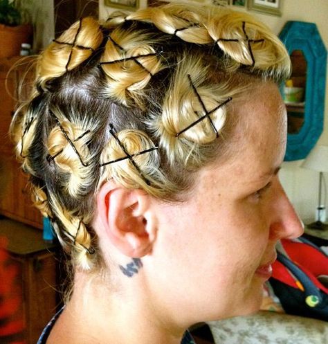 Pin Curls Long Hair, Rag Curls, Retro Curls, Short Hair Bride, Curls For Long Hair, How To Curl Short Hair, Peinados Recogidos, Pin Curls, Short Hair Over 60