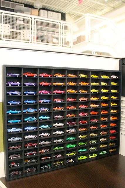 Hotwheels muscle cars color spectrum collection. Cooooooooooooooooooooooooooooooooooooooooooooooooooooooooooooooooooooooo!!!!!!!!!!!!!!!! Diecast Cars Display, Hot Wheels Storage, Hot Wheels Room, Cars Color, Hot Wheels Display, Car Man Cave, Car Wheels Diy, Figurine Display, Car Wheels Rims