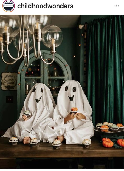 Pregnant Halloween Costumes, Ghost Party, Halloween Facts, Halloween Photography, Pregnant Halloween, Halloween Crafts Decorations, Halloween Photoshoot, Halloween Inspo, Halloween Diy Crafts