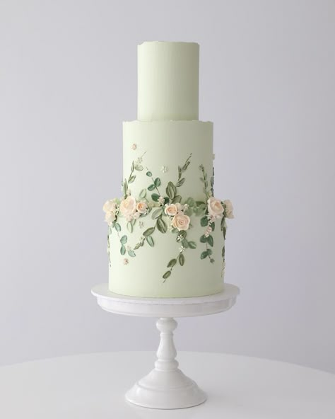 Zoë Clark Cakes on Instagram: “Sage green love! Made with Italian Meringue buttercream and palette knife painting and piping techniques. Would you like to learn how?…” Palette Knife Cupcake Decorating, Simple Wedding Cake Sage Green, Classic Cake Designs, Pretty Cake Designs, Sage Green Wedding Cake, Sage Green Cake, Palette Knife Cake, Mint Green Wedding Cake, Amazing Cake Ideas