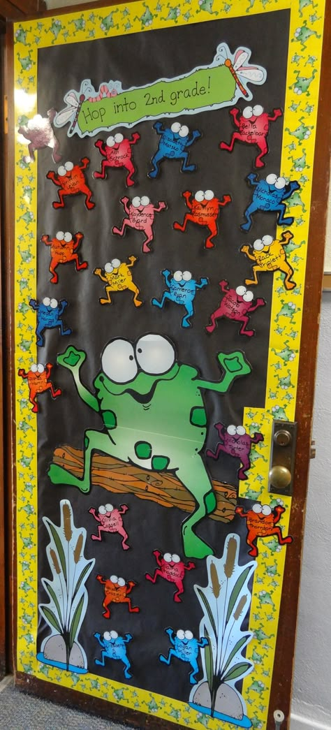 Türgestaltung Wonderland Classroom, Frog Classroom, Classroom Door Displays, Door Bulletin Boards, Decoration Classroom, Classroom Door Ideas, School Door Decorations, Class Door, Preschool Bulletin