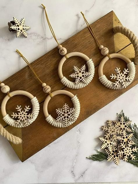 Snowflake Rings, Curtain Rings Crafts, Rings Patterns, Christmas Ambiance, Natural Christmas Ornaments, Christmas Trees Ornaments, Wooden Curtain, Boho Christmas Tree, Handmade Christmas Crafts