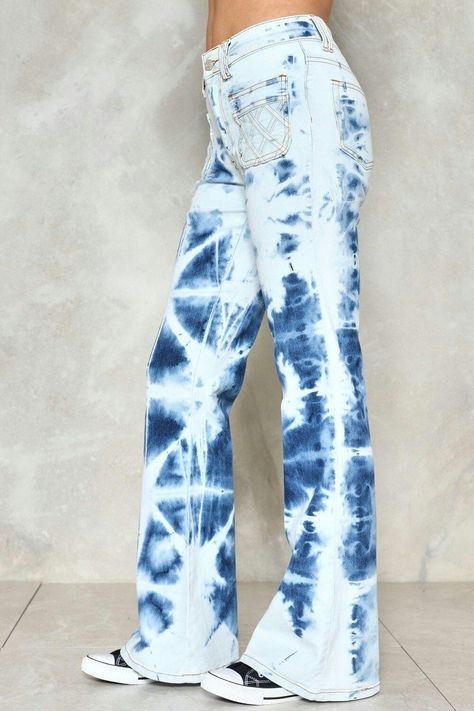 Tie Dye Jeans Outfit, Style Tie Dye Shirts, Bleach Tie Dye Jeans, Diy Tie Dye Jeans, Pants Refashion, Shirts With Jeans, Bleach Dyed Jeans, Hip Hop Style Outfits, Cowboy Clothing