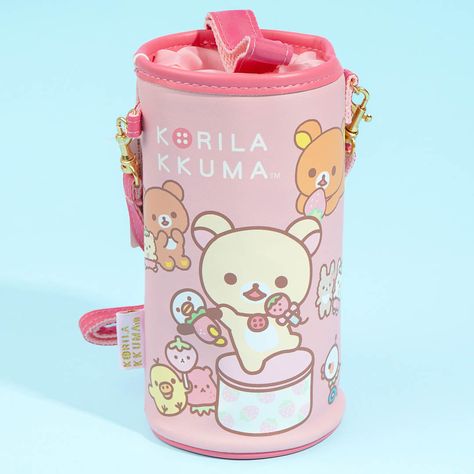 Carry your water bottle kawaii style with this super cute bottle cover featuring Korilakkuma and friends enjoying strawberries! It also showcases a drawstring closure, a removable and adjustable shoulder strap, a hand strap, and an inner aluminum lining to keep your drink cool. Compatible with 500 - 600mL plastic bottles Comes from the Rilakkuma "Korilakkuma Full of Strawberry Day" series Juicy Bag, Rilakkuma Korilakkuma, Cute Bottle, Friends Enjoying, Travel Umbrella, Kawaii Style, Best Candy, Diy Candy, Stationery Accessories