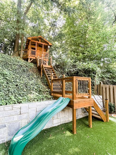 Treehouse built on a hill Backyard Hill Playscape, Modern Treehouse Kids, 3 Level Backyard Ideas, Backyard Hill Playground, Tree House Backyard, Slide On A Hill Backyards, Backyard Play Structure, Playground On A Hill, Tree House On Sloped Yard