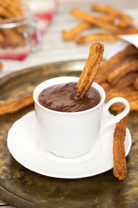 These Churros Con Chocolate are undeniable Spanish breakfast favorites. I can understand why! Churros Con Chocolate, Spanish Breakfast, Garlic Chicken Recipes, Chocolate Caliente, Chocolate Cinnamon, Garlic Chicken, Food Humor, Chocolate Dipped, Fun Snacks