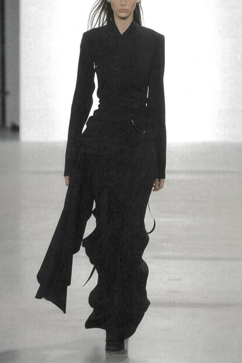 Avant Garde Black Outfit, Runway Black Outfit, Cool Outfits Women, Gothic Runway, Heliot Emil Runway, Margiela Runway, Runway Goth, Noir Fashion, Avant-garde Black Baggy Pants