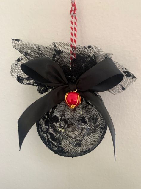 Victorian Gothic Christmas Decorations, Goth Christmas Diy, Diy Dark Christmas Decorations, Black Christmas Ornaments Diy, Dark Christmas Ornaments, Navidad Dark, Goth Christmas Aesthetic, Gothic Christmas Aesthetic, Yule Diy