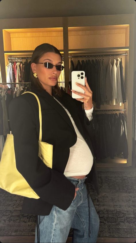 Hailey Bieber Outfits, Hailey Bieber Style, Coachella Fashion, Pregnant Woman, Pregnancy Outfits, Hailey Baldwin, T Shirt And Jeans, Hailey Bieber, Celebrity Hairstyles