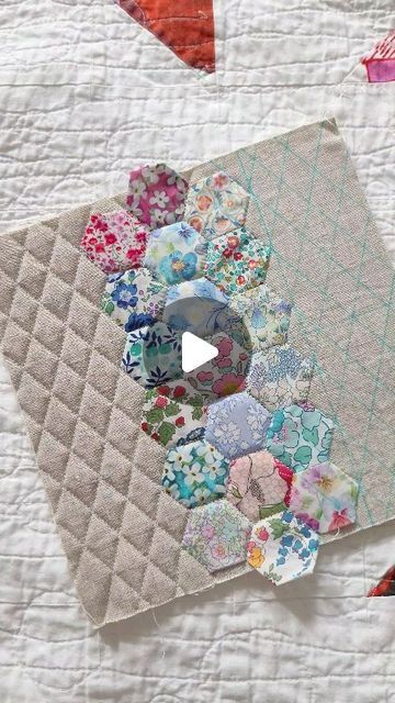 Irina 🔸 on Instagram: "I always look for the ways to quilt the designs continuously😊  Another version of my upcoming pattern. This time using my favourite hexagons.  Happy Friday!❤️  #nordicraterpatterns #semicircleorganizer #nordiccrafter #nordiccraftervideos #epp #patchwork #quilting #pfaffquiltexpression720 #sewing #wip" Epp Project Bag, Hexagon Projects, Epp Quilt, Hexie Projects, Hexie Quilts Patterns, Bee Quilt, Paper Piercing, Hexagon Patchwork, Hexie Quilt