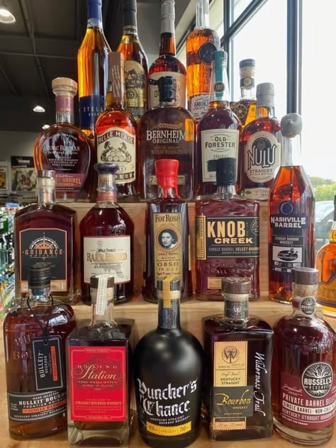 Best Bourbon Whiskey, Alcoholic Drinks Pictures, Best Whiskey, Best Bourbon, Food Set Up, Best Bourbons, Disneyland Food, Happy Hour Drinks, Alcohol Bottles