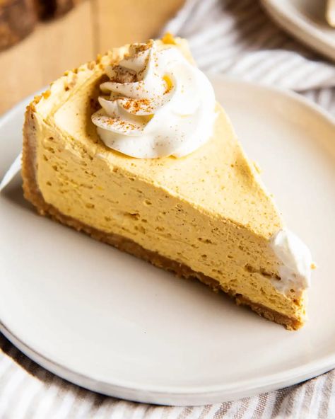 This no bake pumpkin cheesecake, is the perfect fall dessert. It's quick, easy, and delicious, with a crunchy gingersnap cookie crust, and a creamy cinnamon and pumpkin cheesecake filling. Pumpkin Cheesecake Videos, Pumpkin Cheesecake Filling, Pumpkin Pie Cheesecake Recipe, Pumpkin Cheesecake Pie, Dessert Fall, Cheesecake Easy, No Bake Pumpkin, Bake Pumpkin, No Bake Pumpkin Cheesecake