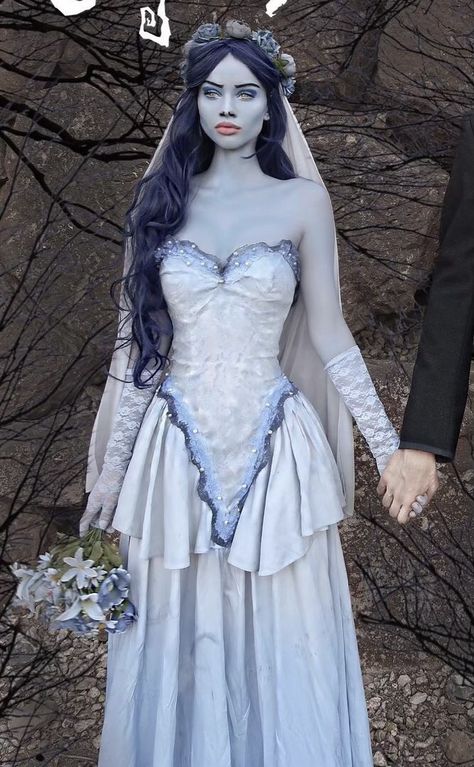 Corpse Bride Flower Crown, Corpse Bride Outfit Aesthetic, Course Bride Costume, Tim Burton Corpse Bride Costume, Halloween Costumes Emily Corpse Bride, Goth Costumes Halloween, Corpus Bride Costume, Corpse Bride Costume Aesthetic, Intricate Halloween Costumes