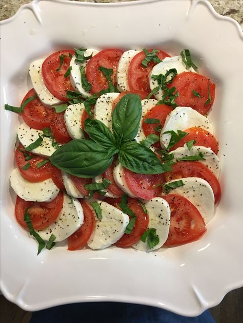 Tomato Mozzarella Salad Aesthetic, Mozerella Tomato Salad, Mozerella Tomato Caprese, Tomato’s And Mozzarella, Food With Tomatoes, Mozerella And Tomato, Mozzarella Cheese Recipes, Mozzarella Tomato Salad, Mozzarella Tomato Basil