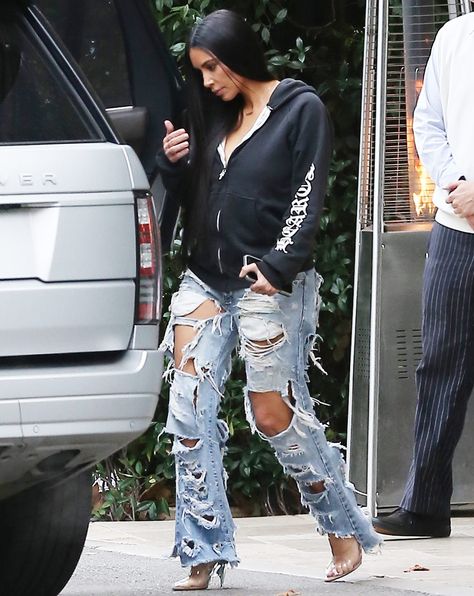 January 4, 2017 Kardashian Casual Outfit, Shredded Jeans, Ray J, Ripped Jeggings, Baggy Jeans Outfit, Jeans And Hoodie, Kim Kardashian Outfits, Kim K Style, Kardashian Outfit