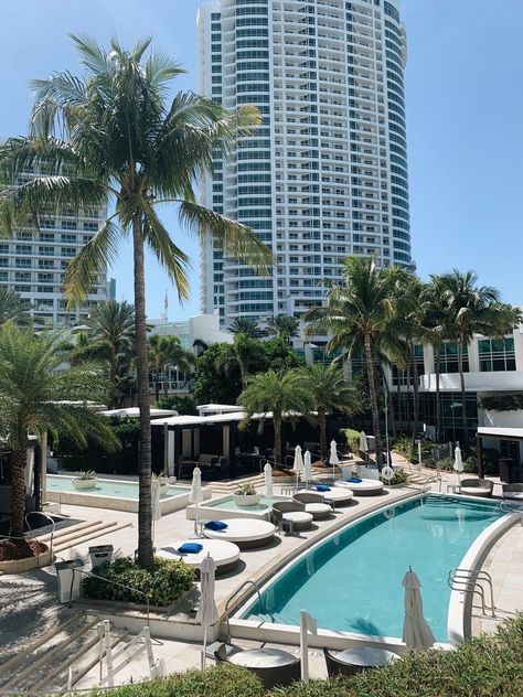 Fontainebleau Miami beach 💙 Fountain Bleu Miami, Rich Girl Motivation, Cyberpunk Inspiration, Fontainebleau Miami Beach, Fontainebleau Miami, Travel Miami, Miami Bachelorette, Miami Sunset, Miami Airport