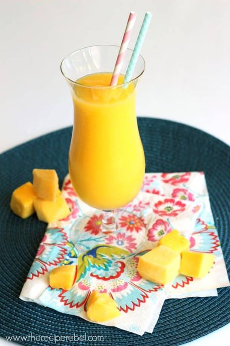 Mango Slush Slushy Recipes, Mango Slush, Popular Alcoholic Drinks, Lemonade Slush, Slushy Drinks, Summer Beverages, Slush Recipes, Slushie Recipe, Vodka Lemonade