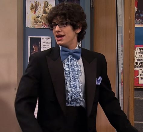 Robby From Victorious, Robbie Shapiro Icons, Sinjin Victorious, Male Movie Characters, Robbie Victorious, Robbie Shapiro, Nerdy Men, Logan Reese, Matt Bennett