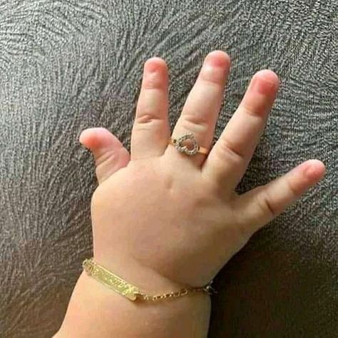 Baby Ring Gold Newborn, Baby Gold Rings, Baby Jewellery, Kids Jewellery, Baby Rings, Baby Legs, Foto Baby, Gold Rings Fashion, Baby Jewelry