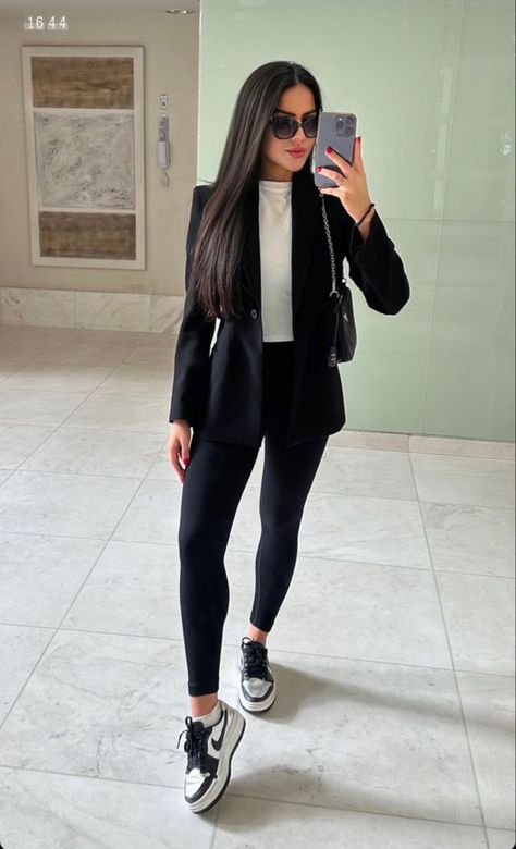 Solid Black Outfits, Strong Woman Outfits, All Black Smart Casual Outfit Women, Outfits Sabado Dia, Leggings With Blazer, Cute All Black Outfits For Work, Black And White Sneakers Outfit, Classy Leggings Outfit, Leggings And Blazer Outfit