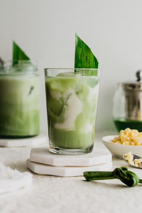 Pandan Milk Tea, Avocado Milk Tea, Healthy Milk Tea, Pandan Drink Recipe, Pandan Tea, Pandan Drink, Menu Beverage, Coconut Milk Drinks, Gen Math